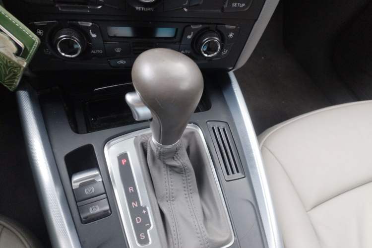 Used Audi Q5 2011 2.0TFSI Technology Model Gear Lever