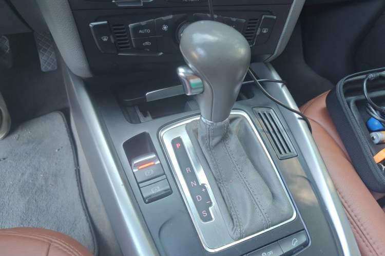 Used Audi Q5 2011 2.0TFSI Ambition Edition Gear Lever