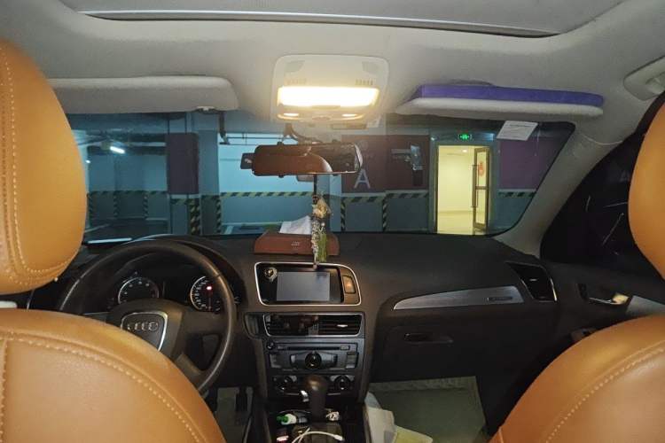 Used Audi Q5 2011 2.0TFSI Technology Model Headliner