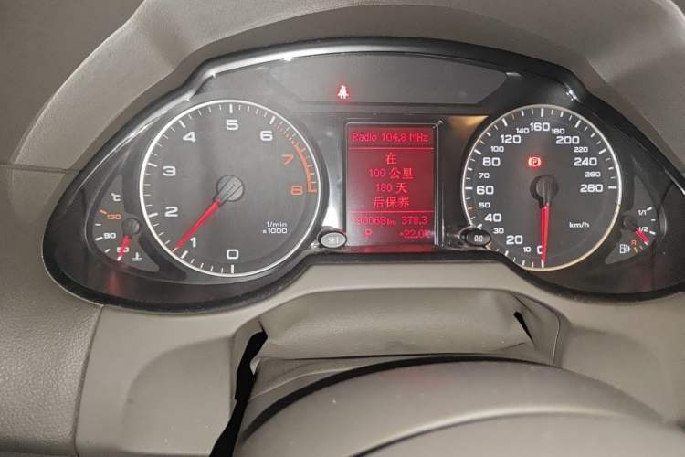Used Audi Q5 2011 2.0TFSI Technology Model Odometer Close Up