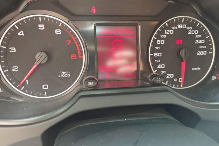 Used Audi Q5 2011 2.0TFSI Technology Model Odometer Close Up