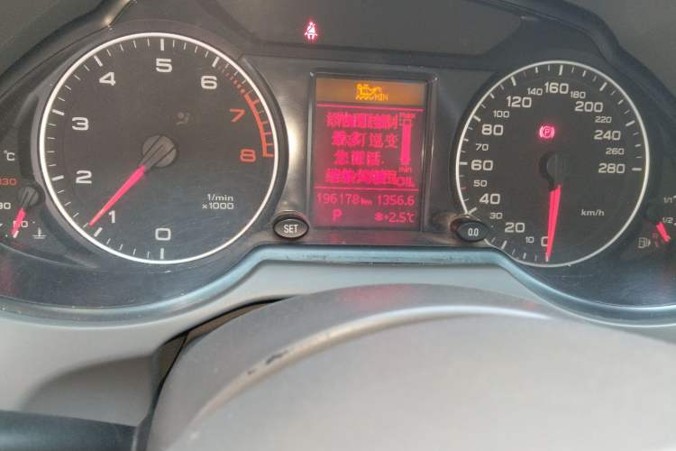 Used Audi Q5 2011 2.0TFSI Technology Model Odometer Close Up