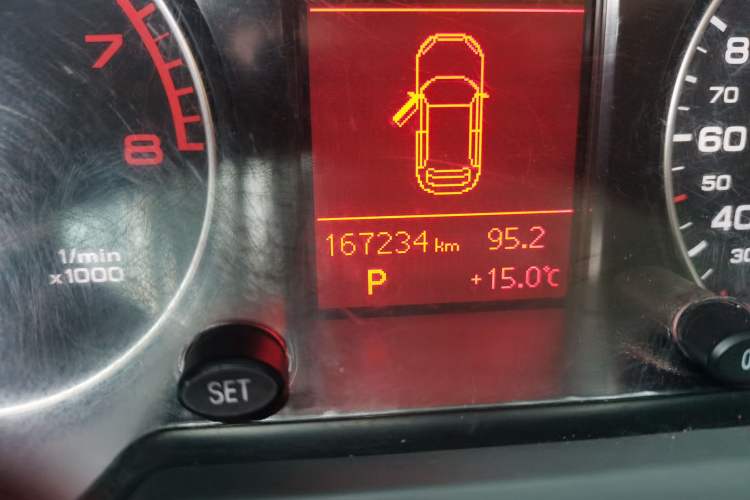 Used Audi Q5 2011 2.0TFSI Technology Model Odometer Close Up
