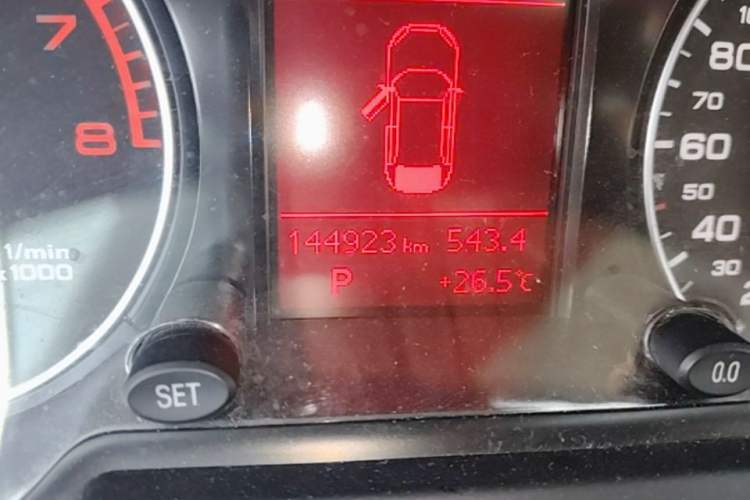 Used Audi Q5 2011 2.0TFSI Technology Model Odometer Close Up