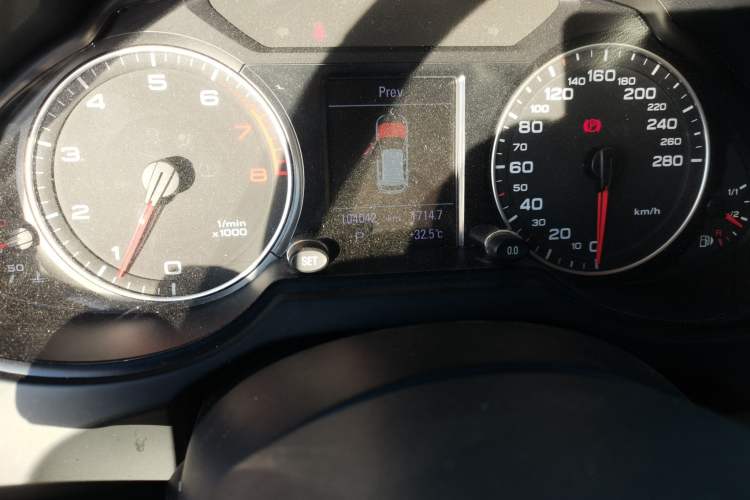 Used Audi Q5 2011 2.0TFSI Comfort Version Odometer Close Up