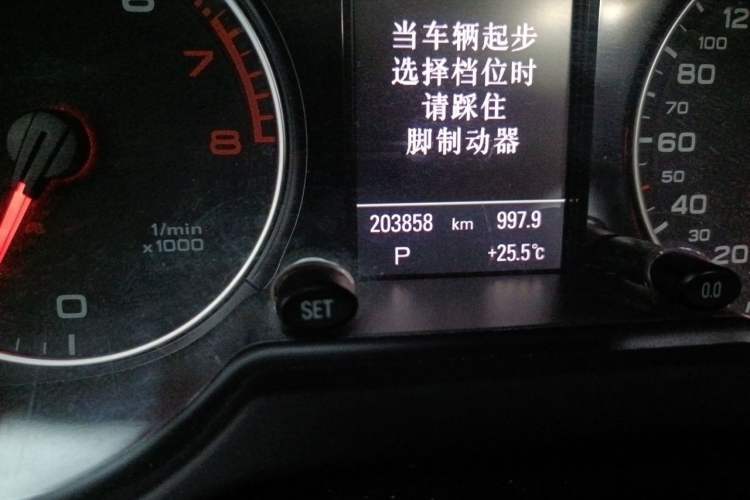Used Audi Q5 2011 2.0TFSI Comfort Version Odometer Close Up