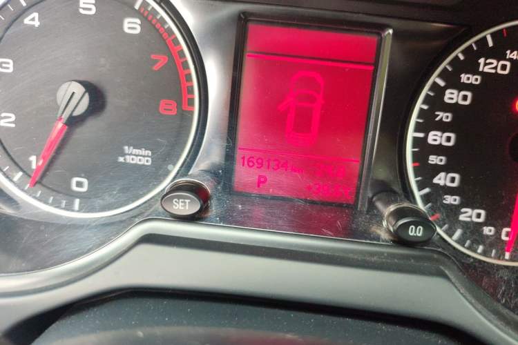 Used Audi Q5 2011 2.0TFSI Technology Model Odometer Close Up