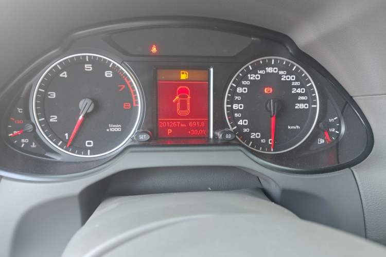 Used Audi Q5 2011 2.0TFSI Ambition Edition Odometer Close Up