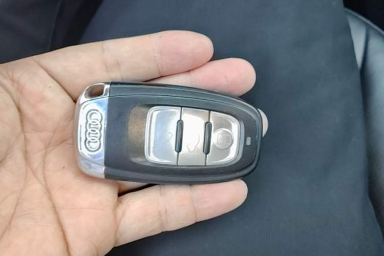 Used Audi Q5 2011 2.0TFSI Technology Model Vehicle Key