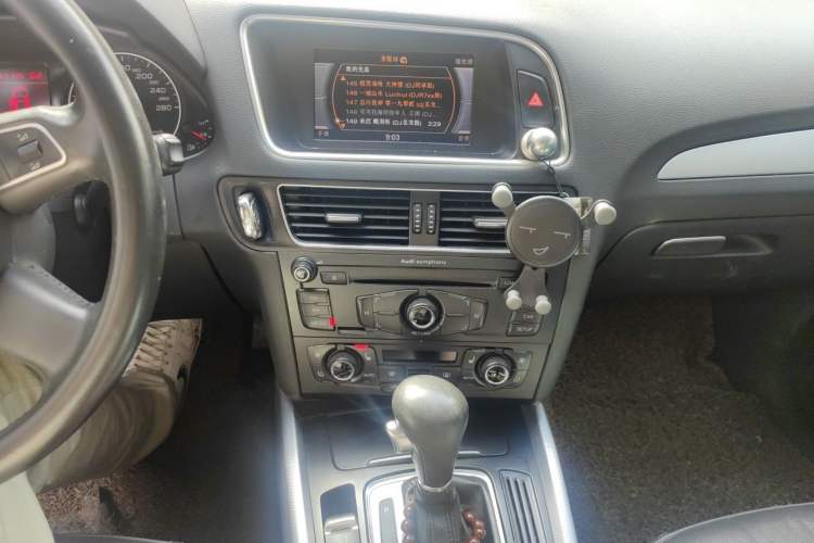 Used Audi Q5 2012 2.0TFSI Technology Model Audio And AC Panel
