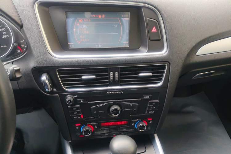 Used Audi Q5 2012 2.0TFSI Technology Model Audio And AC Panel