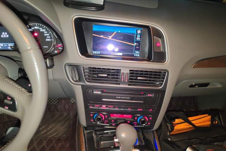 Used Audi Q5 2012 2.0TFSI Luxury Edition Audio And AC Panel