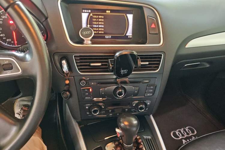 Used Audi Q5 2012 2.0TFSI Technology Model Audio And AC Panel