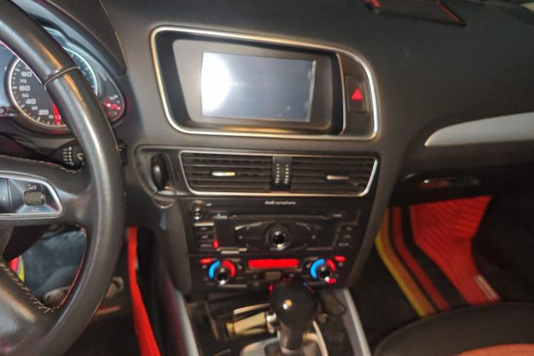 Used Audi Q5 2012 2.0TFSI Technology Model Audio And AC Panel
