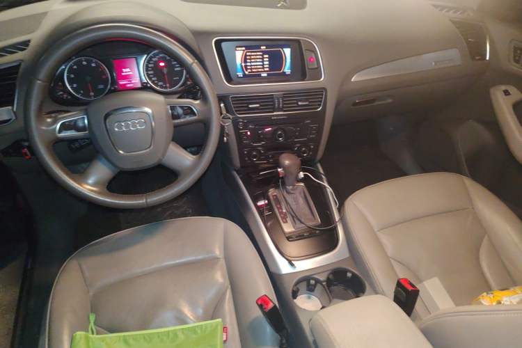Used Audi Q5 2012 2.0TFSI Technology Model Center Console