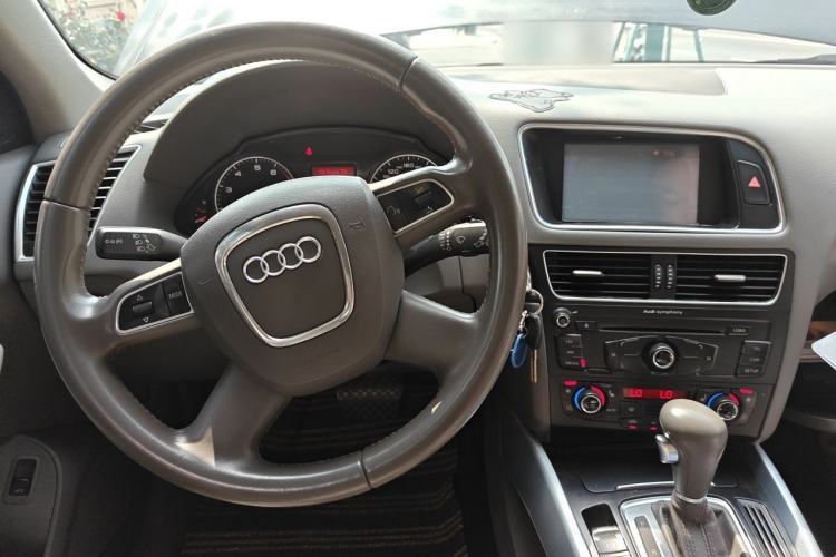 Used Audi Q5 2012 2.0TFSI Trendy Edition Center Console