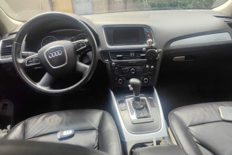 Used Audi Q5 2012 2.0TFSI Technology Model Center Console