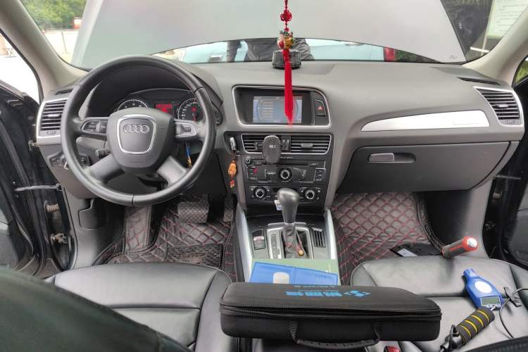 Used Audi Q5 2012 2.0TFSI Technology Model Center Console