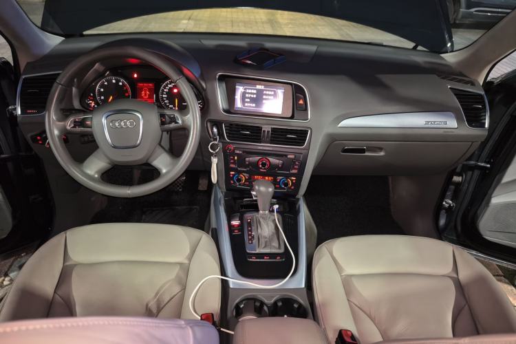 Used Audi Q5 2012 2.0TFSI Technology Model Center Console