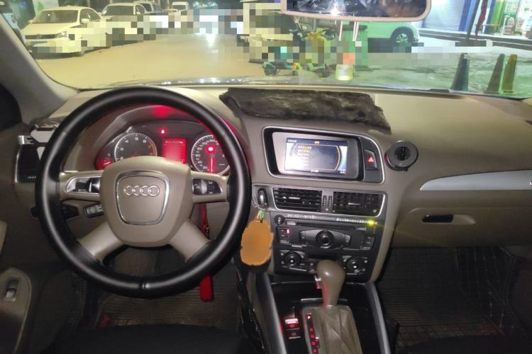 Used Audi Q5 2012 2.0TFSI Technology Model Center Console