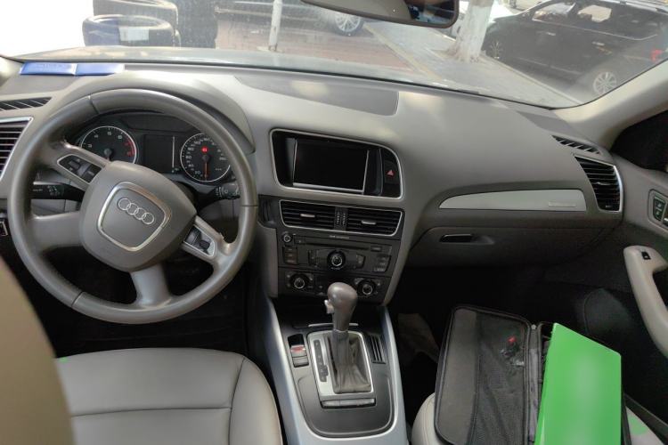Used Audi Q5 2012 2.0TFSI Technology Model Center Console