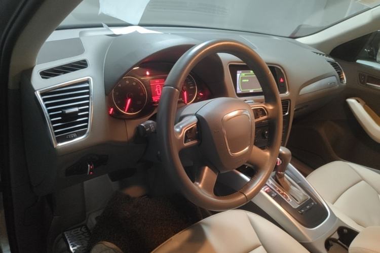 Used Audi Q5 2012 2.0TFSI Technology Model Center Console