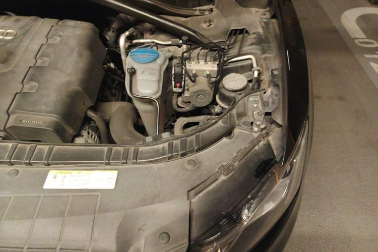 Used Audi Q5 2012 2.0TFSI Technology Model Engine Bay Left