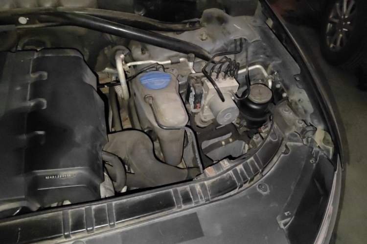 Used Audi Q5 2012 2.0TFSI Comfort Version Engine Bay Left