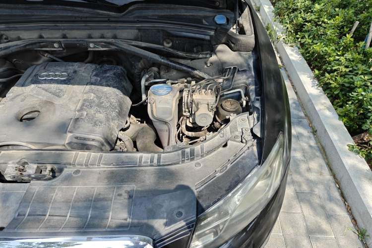 Used Audi Q5 2012 2.0TFSI Trendy Edition Engine Bay Left