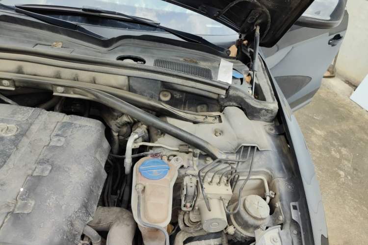 Used Audi Q5 2012 2.0TFSI Technology Model Engine Bay Left