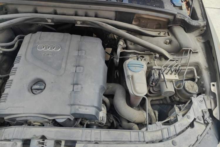 Used Audi Q5 2012 2.0TFSI Comfort Version Engine Bay Left
