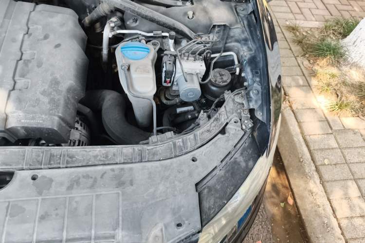 Used Audi Q5 2012 2.0TFSI Comfort Version Engine Bay Left