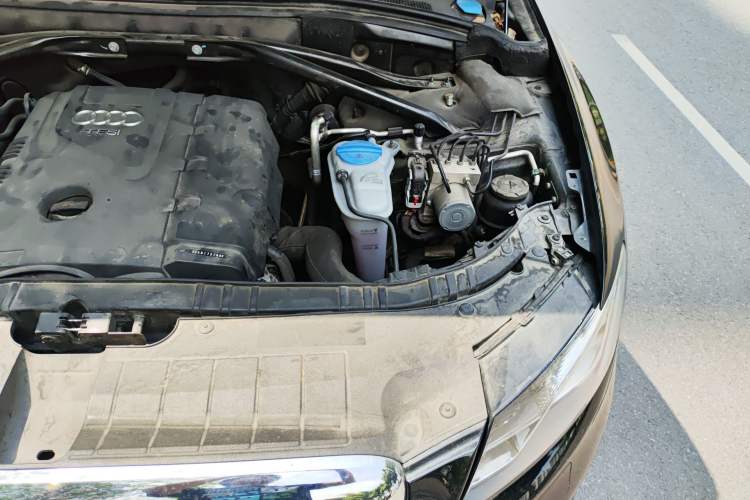 Used Audi Q5 2012 2.0TFSI Technology Model Engine Bay Left