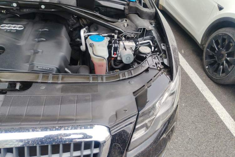 Used Audi Q5 2012 2.0TFSI Technology Model Engine Bay Left