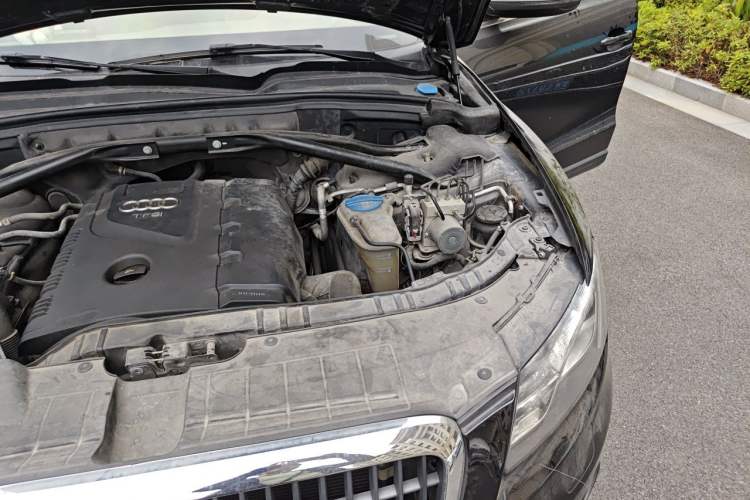 Used Audi Q5 2012 2.0TFSI Trendy Edition Engine Bay Left