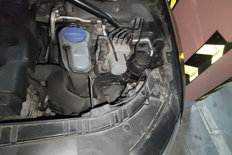 Used Audi Q5 2012 2.0TFSI Technology Model Engine Bay Left