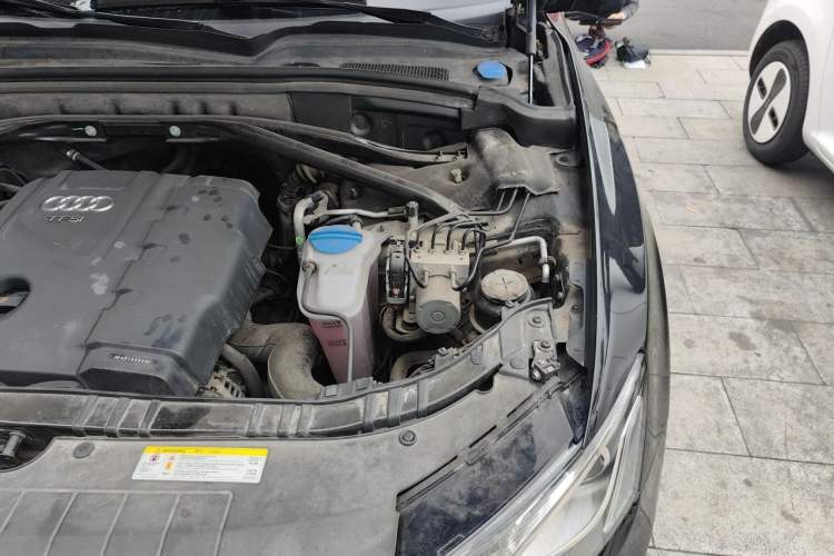 Used Audi Q5 2012 2.0TFSI Technology Model Engine Bay Left
