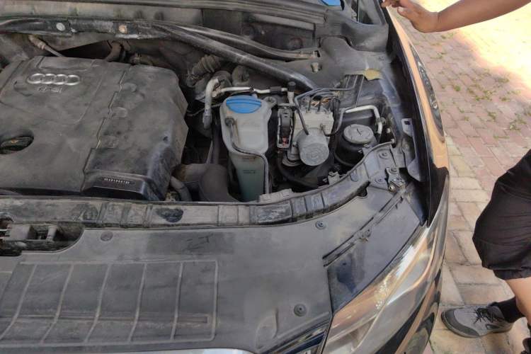 Used Audi Q5 2012 2.0TFSI Technology Model Engine Bay Left