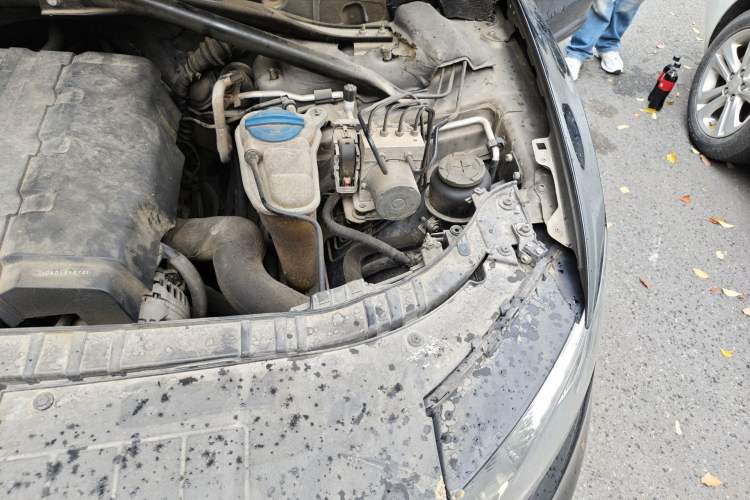 Used Audi Q5 2012 2.0TFSI Technology Model Engine Bay Left