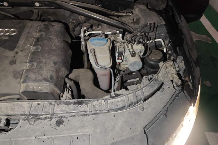 Used Audi Q5 2012 2.0TFSI Comfort Version Engine Bay Left