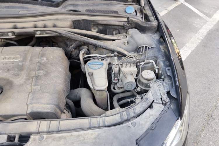 Used Audi Q5 2012 2.0TFSI Technology Model Engine Bay Left