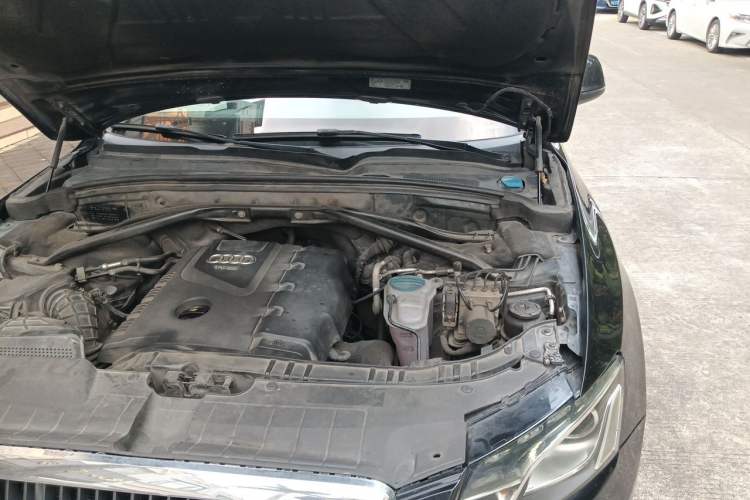 Used Audi Q5 2012 2.0TFSI Technology Model Engine Bay Left