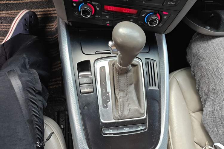 Used Audi Q5 2012 2.0TFSI Trendy Edition Gear Lever