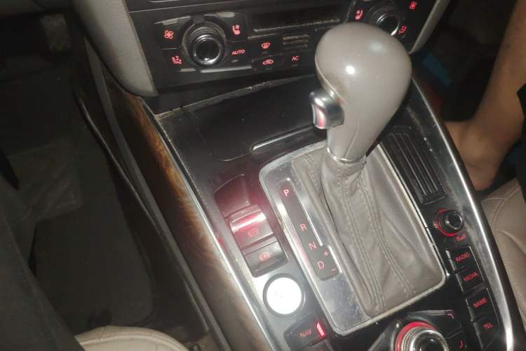 Used Audi Q5 2012 2.0TFSI Luxury Edition Gear Lever
