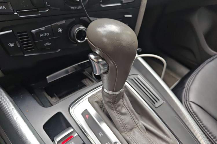 Used Audi Q5 2012 2.0TFSI Trendy Edition Gear Lever