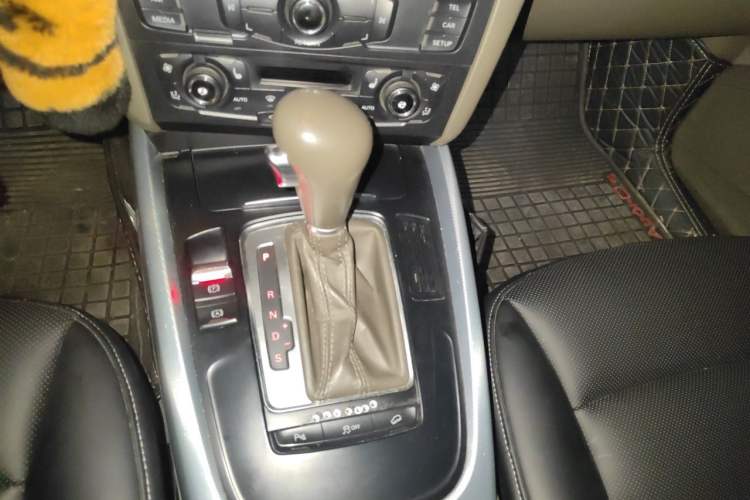 Used Audi Q5 2012 2.0TFSI Technology Model Gear Lever