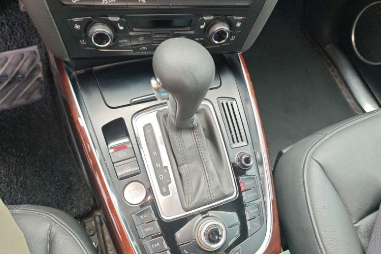 Used Audi Q5 2012 2.0TFSI Trendy Edition Gear Lever