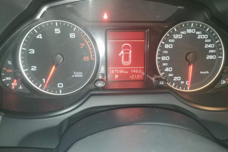 Used Audi Q5 2012 2.0TFSI Technology Model Odometer Close Up