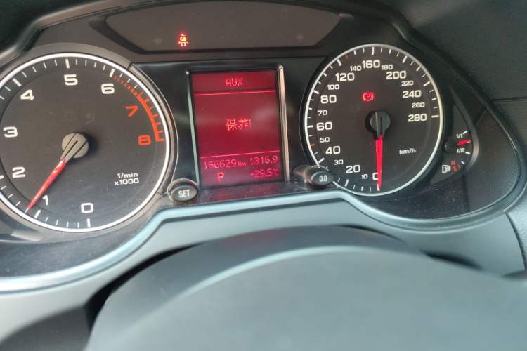 Used Audi Q5 2012 2.0TFSI Technology Model Odometer Close Up