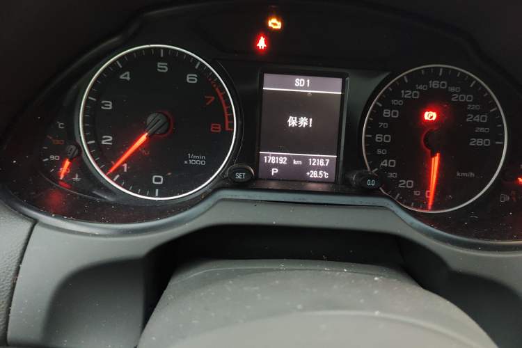Used Audi Q5 2012 2.0TFSI Comfort Version Odometer Close Up